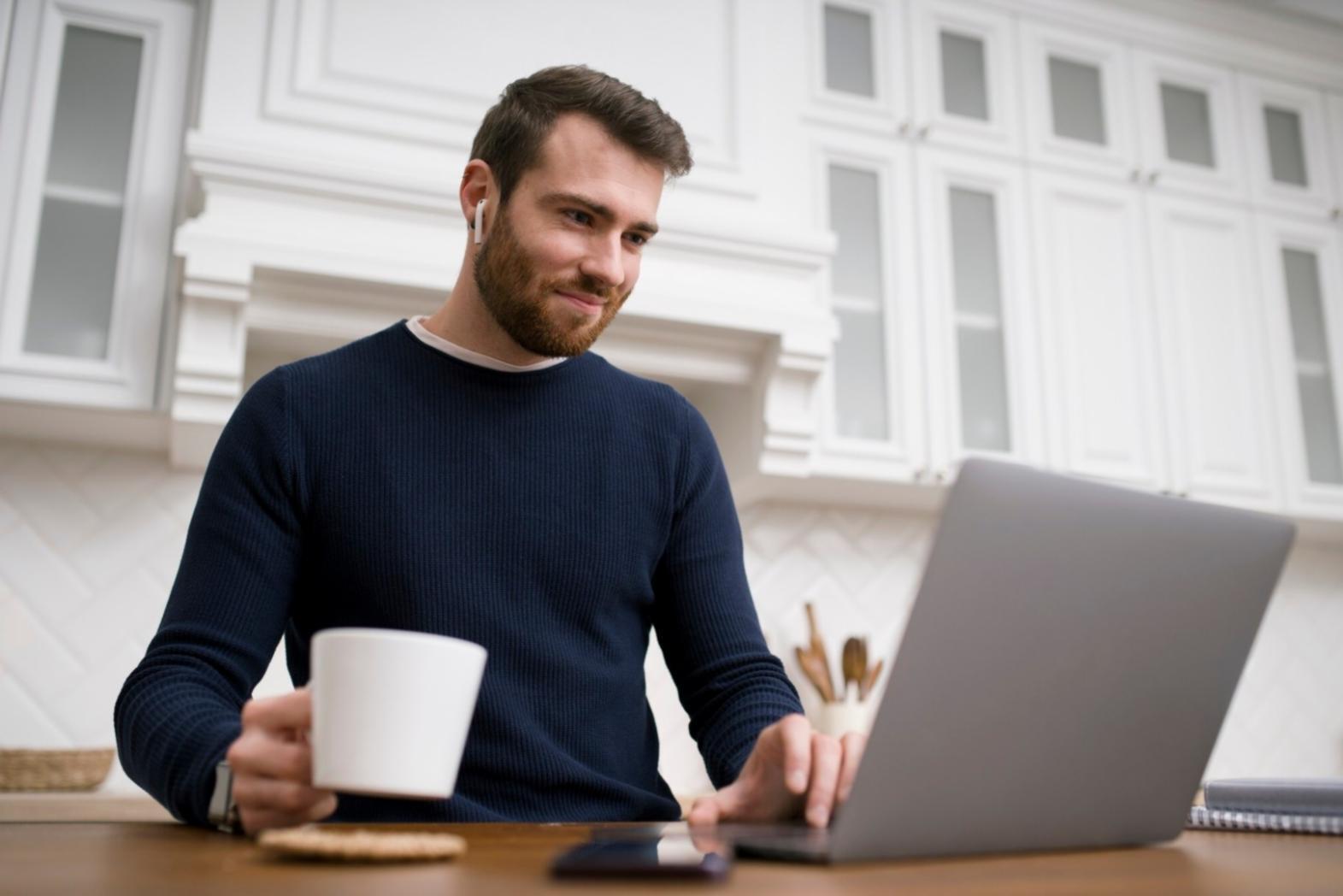 Studente che sviluppa un gioco mobile con Python