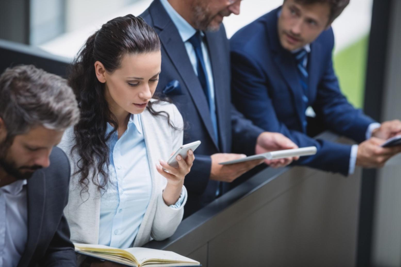 Ambiente di lavoro con computer e strumenti di sviluppo